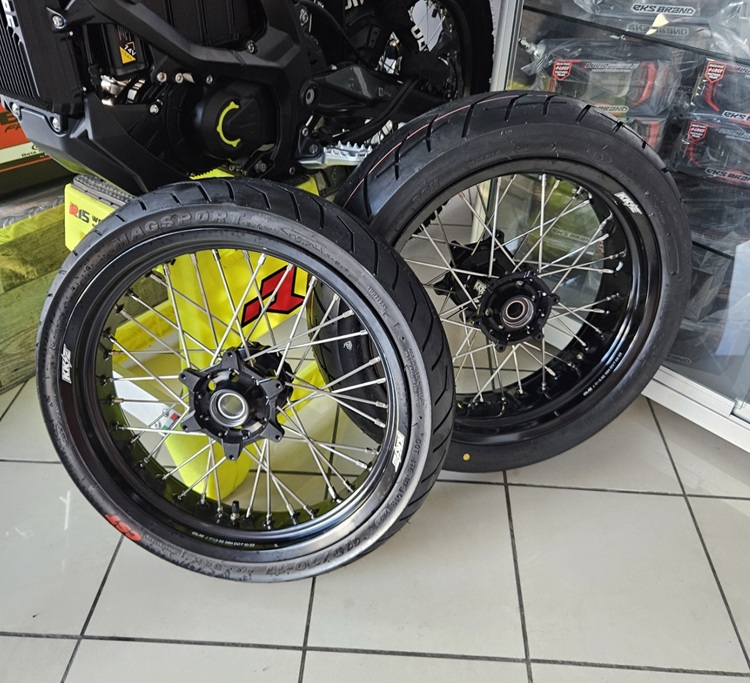 KKE Supermoto Radsatz für KTM 03-, HSQ 14-, GG 21-, Stark Varg 17×3.5/17×5.0 Schwarz mit CST Magsport Reifen